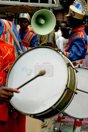 Foto de Instrumento musical llamado tambor tocado durante el festival de inmersión del señor Ganesh ganpati elefante con cabeza de dios y altavoz en el fondo que representa el volumen de sonido; Pune; Maharashtra; India - Imagen libre de derechos