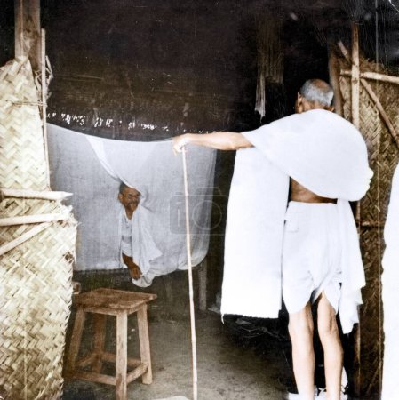 Foto de Mahatma Gandhi visitando al paciente leproso Parchure Shastri Satyagraha Ashram, Wardha, India, Asia, 1940 - Imagen libre de derechos