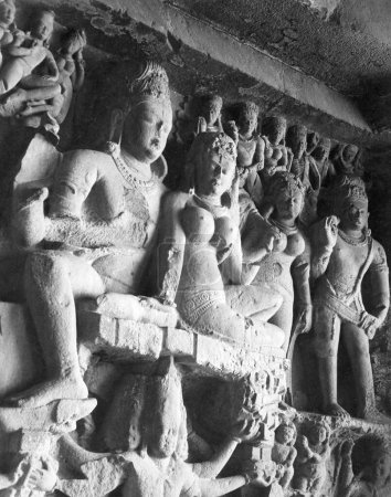 Téléchargez les photos : Sculpture de Ravana secouant Kailash dans les grottes d'Ellora ; Aurangabad ; Maharashtra ; Inde Années 1940 - en image libre de droit