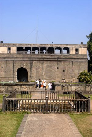 Téléchargez les photos : Derrière l'entrée de Shaniwarwada ; structure à plusieurs étages construite en maçonnerie et en bois courbé de décombres ; Pune ; Maharashtra ; Inde - en image libre de droit