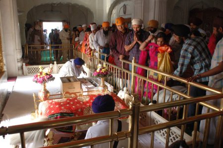 Téléchargez les photos : Lecture d'Adigranth, temple d'or Akaltakhat, Amritsar, Punjab, Inde - en image libre de droit