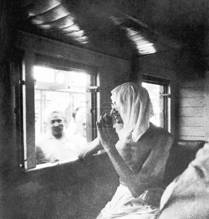 Foto de Mahatma Gandhi saluda a la gente desde el tren en Peshawar, 1938 - Imagen libre de derechos