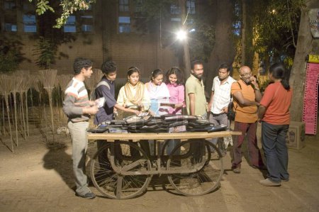 Téléchargez les photos : Cadre Photographie d'art à vendre Artiste Bose Krishanamachari bavarder avec le photographe installation à la faculté des beaux-arts, Baroda, Gujarat, Inde - en image libre de droit