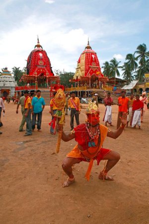 Téléchargez les photos : Homme se produisant comme Hanuman dans Rath yatra ou festival de chariot de Jagannath, Puri, Orissa, Inde - en image libre de droit