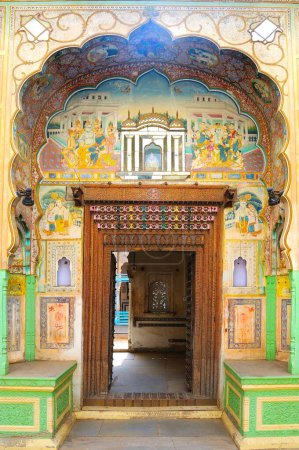 Foto de Pintura de pared con puerta de madera; Fatehpur Shekhavati; Rajastán; India - Imagen libre de derechos