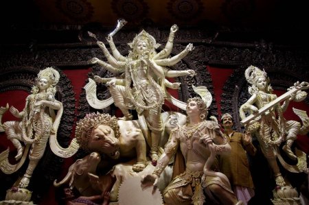 Téléchargez les photos : Idole de la déesse Durga ; Durga Pooja dassera Vijayadasami Festival ; Calcutta Kolkata ; Bengale occidental ; Inde - en image libre de droit
