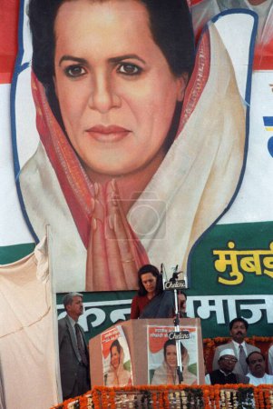 Téléchargez les photos : Sonia Gandhi, présidente du Congrès national indien, assiste à une réunion au parc shivaji, Dadar, Bombay Mumbai, Maharashtra, Inde - en image libre de droit