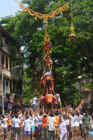 Foto de Pirámide humana rompiendo dahi handi en el festival janmashtami en dadar, Bombay, Mumbai, Maharashtra, India - Imagen libre de derechos