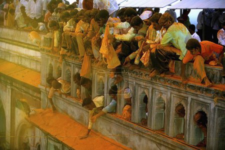 Téléchargez les photos : Les dévots au sommet du complexe regardant les célébrations de Dasshera au célèbre temple Jejuri, pune, Maharashtra, Inde - en image libre de droit