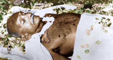 Foto de Mahatma Gandhi cadáver cubierto de flores Birla House, Nueva Delhi, India, Asia, 31 de enero 1948 - Imagen libre de derechos