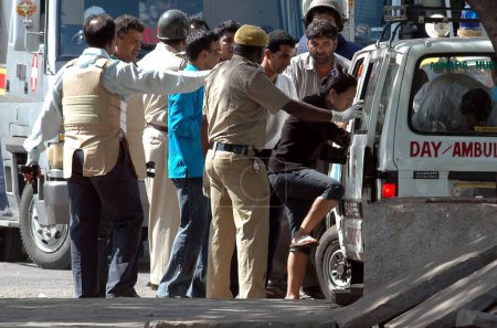 Téléchargez les photos : Un touriste blessé emmené en ambulance devant l'hôtel Taj Mahal près de la porte d'entrée de l'Inde lors d'une attaque terroriste des Moudjahidin du Deccan ; Bombay Mumbai ; Maharashtra ; Inde 27 novembre 2008 - en image libre de droit