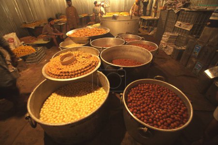 Foto de Dulces que se servirán durante Guru-da-Langar para los devotos en la cocina comunitaria, Sachkhand Saheb Gurudwara en Nanded, Maharashtra, India 30-October-2008 - Imagen libre de derechos