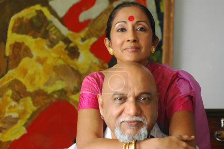 Téléchargez les photos : Le journaliste indien sud-asiatique Pritish Nandy avec sa femme Rina Nandy à sa résidence, Bombay Mumbai, Maharashtra, Inde - en image libre de droit