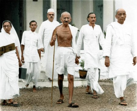 Foto de Mahatma Gandhi llega a Sevagram para asistir a la reunión del Comité de Trabajo, Wardha, India, Asia, junio de 1936 - Imagen libre de derechos