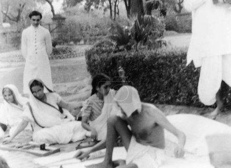 Téléchargez les photos : Mahatma Gandhi spinning, New Delhi, 1939, Prabhavati Jayaprakash, Mahadev Desai, Inde - en image libre de droit