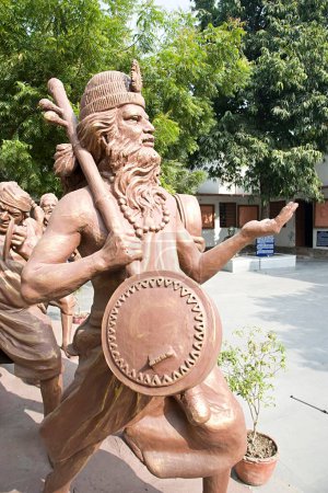 Téléchargez les photos : Sculpture de kabir et sant chant, varanasi, uttar pradesh, Asie, Inde - en image libre de droit