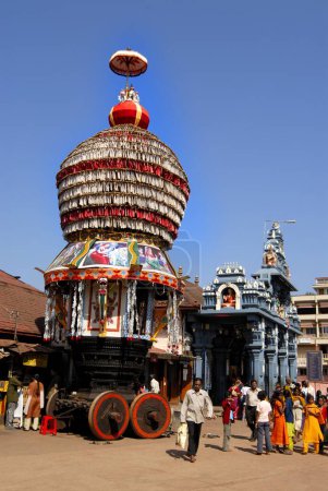 Foto de Ricamente decorado; fachada colorida y enorme campus del templo Udupi Sri Krishna con un gran carro; Udupi; Karnataka; India - Imagen libre de derechos