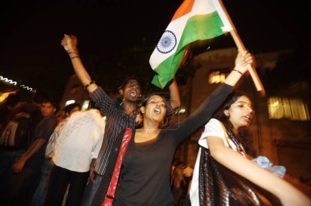 Téléchargez les photos : Des milliers de Mumbaikars ont participé à une marche de protestation de masse à Gateway-of-India après l'attaque terroriste de Deccan Moudjahidin le 26 novembre 2008 à Bombay Mumbai, Maharashtra, Inde - en image libre de droit
