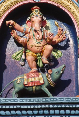 Téléchargez les photos : Statue de Lord Ganesh ganpati en chidambaram ; chennai ; Inde - en image libre de droit