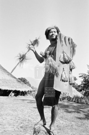 Téléchargez les photos : Tribu Wancho en tenue traditionnelle et tenant sa lance dans le district de Tirap, Arunachal Pradesh, Inde 1982 - en image libre de droit