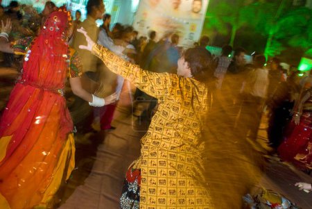 Téléchargez les photos : Homme et femme jouant du garba pendant le festival Navaratri, Borivali, Bombay Mumbai, Maharashtra, Inde - en image libre de droit
