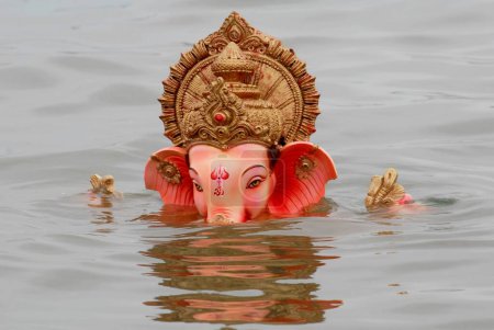 Eintauchen von Lord Ganesh Ganpati in Wasser; Girgaon Chowpatty; Bombay Mumbai; Maharashtra; Indien