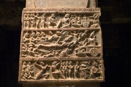 Téléchargez les photos : Scène de la sculpture Mahabharata ; Site du patrimoine mondial de l'UNESCO ; Le temple Virupaksha est une architecture dravidienne construite par la reine Lokamahadevi huit siècle à Pattadakal ; Karnataka ; Inde - en image libre de droit