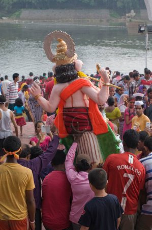 Foto de Gran ídolo pesado del Señor Ganesh siendo levantado y llevado para la inmersión Pune Maharashtra India - Imagen libre de derechos