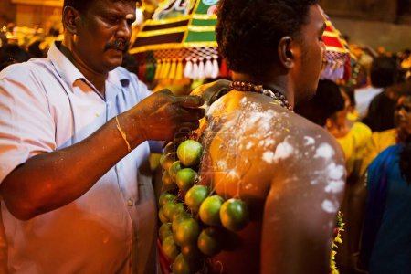 Téléchargez les photos : Homme avec perçage dans thaipusam, festival hindou, grottes batu, kuala, lumpur, malaysia - en image libre de droit