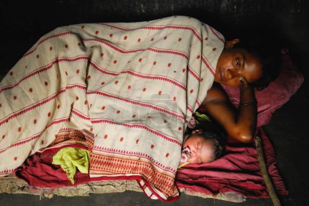 Téléchargez les photos : Ho tribus mère avec bébé. Chakradharpur. Jharkhand. Inde - en image libre de droit