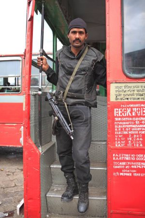 Téléchargez les photos : Soldat du NSG après avoir réprimé l'attaque de Deccan Moudjahidine le 26 novembre 2008 à Bombay Mumbai, Maharashtra, Inde - en image libre de droit