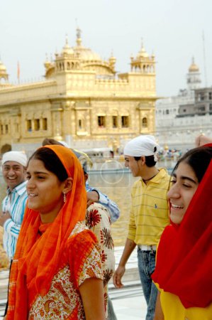 Foto de Los devotos Sikh caminan alrededor del Templo Dorado, Amritsar, Punjab, India - Imagen libre de derechos