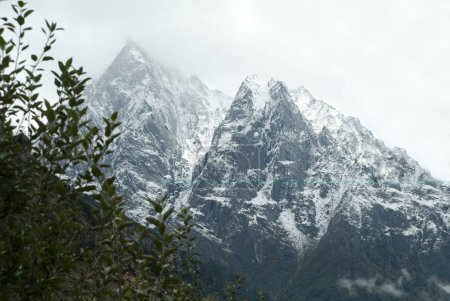 Téléchargez les photos : Kinner Kailash chaîne de montagnes enneigées à Chitkul ; Vallée de la Sangla ; Himachal Pradesh ; Inde - en image libre de droit