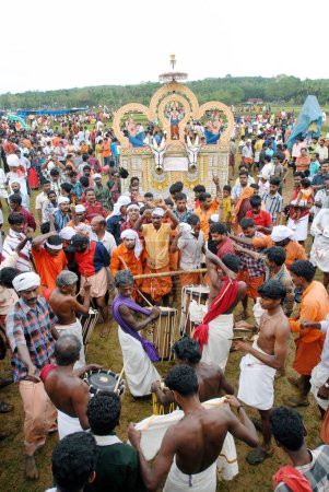 Foto de Gente celebrando el festival de vela Anthimahakalan en Chelakkara, Kerala, India - Imagen libre de derechos