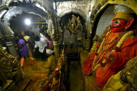 Téléchargez les photos : Femmes dévots rendant hommage aux statues du seigneur khandoba dans le temple jejuri, pune, Maharashtra, Inde - en image libre de droit