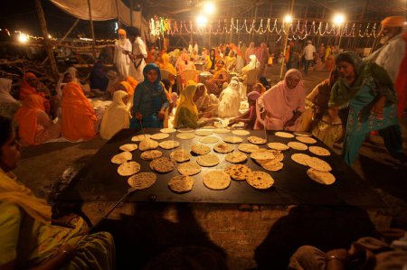 Téléchargez les photos : Des dévots sikhs font des rosettes dans la cuisine communautaire de Sachkhand Saheb Gurudwara, 300e année de consécration du Guru-Granth Sahib à Nanded, Maharashtra, Inde 30-octobre-2008 - en image libre de droit
