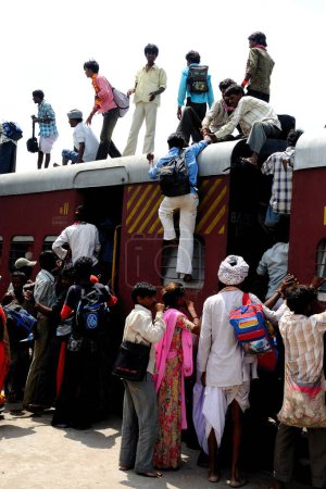 Foto de Cercanías escalando en el techo del tren; Jodhpur; Rajastán; India - Imagen libre de derechos