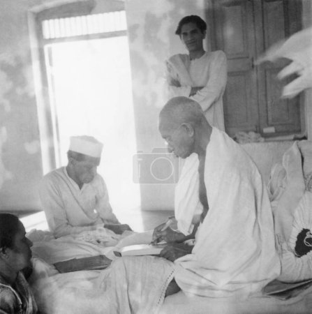 Foto de Mahatma Gandhi justo después de romper su ayuno en Rashtriya Shala Ashram, Rajkot, marzo 1939 - Imagen libre de derechos