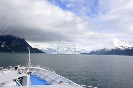 Téléchargez les photos : Navire de croisière s'approchant du glacier Hubbard ; Le plus long glacier des marées en Alaska ; Parc national Saint Elias ; Baie du désenchantement ; Alaska ; États-Unis d'Amérique - en image libre de droit