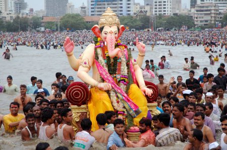 Téléchargez les photos : Idole du seigneur Ganesh Ganpati éléphant tête dieu visarjan sur Chowpatty ; Bombay Mumbai ; Maharashtra ; Inde - en image libre de droit