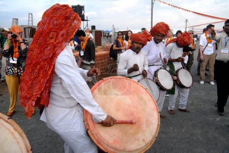 Téléchargez les photos : Des danseurs interprètent la danse folklorique traditionnelle Marathi pour accueillir l'ancien président des États-Unis d'Amérique Jimmy Carter pour inaugurer le 23e Jimmy Carter Work Project au Patan Village, près de Lonavala, Maharashtra, Inde - en image libre de droit