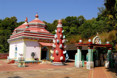 Téléchargez les photos : Temple Shri Dasabhuj Lakshmi Ganesh avec lampadaire coloré ; profond à Hedvi ; région de Konkan ; Taluka Guhagar ; District Ratnagiri ; Maharashtra ; Inde - en image libre de droit