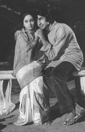 Téléchargez les photos : Asie du Sud, Inde Bollywood Film Star Acteur Amitabh Bachchan avec Jaya Bachchan dans le film Ek Nazar d'Ishaara, Inde - en image libre de droit