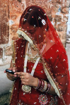 Téléchargez les photos : Rajasthani marwari femme en tenue traditionnelle tenant mobile, Jodhpur, Rajasthan, Inde - en image libre de droit