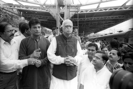 Foto de Lal Krishna Advani, líder del Partido Bharatiya Janata, visitando el lugar de la explosión de bombas en la estación de tren de Mahim. Bombay Mumbai. Maharashtra. India - Imagen libre de derechos
