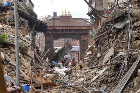 Téléchargez les photos : Immeuble résidentiel effondré, tremblement de terre, népal, asie - en image libre de droit