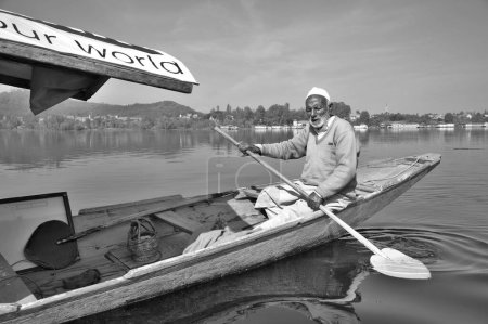 Téléchargez les photos : Kashmiri man paddling shikara, Nagin Lake, Dal Lake, Srinagar, Cachemire, Jammu-et-Cachemire, Inde, Asie - en image libre de droit