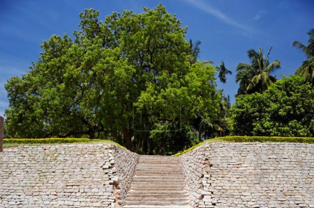Téléchargez les photos : Temple souterrain ; site du patrimoine mondial de l'UNESCO Hampi Vijayan (1336-1726 apr. J.-C.) ; quartier Bellary ; état Karnataka ; Inde - en image libre de droit