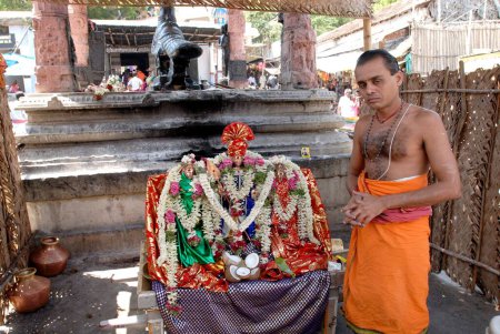 Téléchargez les photos : Déité ourchava ; Muthukuraswamy du temple Periyanayaki assis sur l'Adivaram (pied de la colline) ; Palani ; Tamil Nadu ; Inde - en image libre de droit