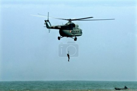 Téléchargez les photos : Opérations de sauvetage en mer par des hommes de la Force aérienne utilisant un hélicoptère le jour de la Force aérienne à Shanghumugom beach, Trivandrum, Kerala, Inde 20-juillet-2008 - en image libre de droit